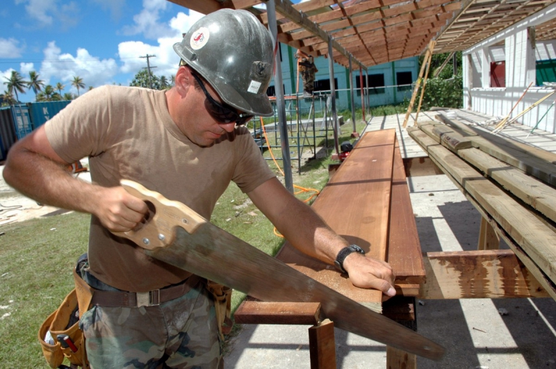 ebeniste-STE ANASTASIE SUR ISSOLE-min_worker_construction_building_carpenter_male_job_build_helmet-893290